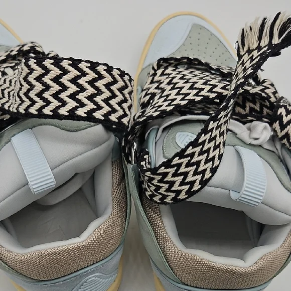 Stylish High-Top Sneakers with Bold Laces USED 1X